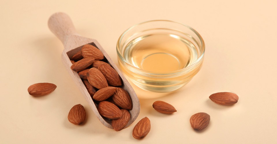 Sweet almond oil for face and body: the benefits for the skin you didn't know